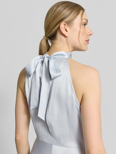 Frauenmodel trägt Midikleid mit Stehkragen Modell 'Rheo' von Samsøe Samsøe in Hellgrau, taillierte Passform, ärmellos, Detailaufnahme Rückansicht.