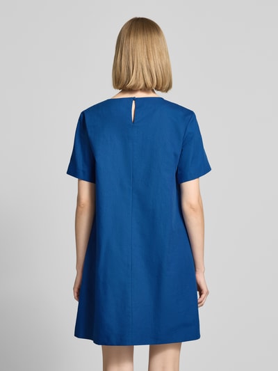 Frauenmodel trägt Mini-Leinenkleid aus Baumwoll-Leinen-Mix Modell 'ALOA' von Weekend Max Mara, Optik: Unifarben, Passform: leicht ausgestellt, Mini-Länge, Teilungsnähte, Verschluss: Knopf und Öse, Ärmelform: Kurzarm, Saum: gerade, Taschen: seitliche Eingrifftaschen, glatte Textur, Farbe kräftig Blau, Ganzkörperansicht Rückansicht.