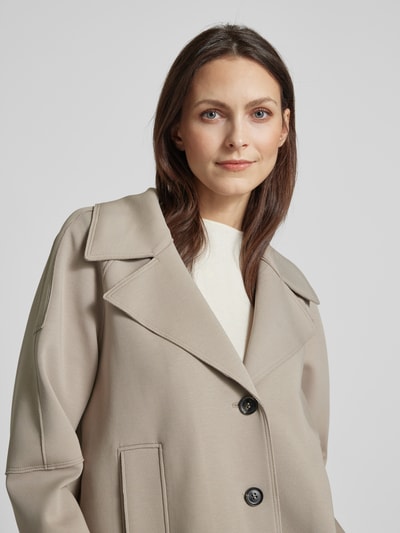 Kobiece modelka nosi Jacke im 2-in-1-Look von WHITE LABEL, mieszanka bawełny z dodatkiem streczu, krój regular fit, efekt 2 w 1, kaptur, kołnierz z połami, listwa guzikowa, wpuszczane kieszenie, długość tyłu w rozmiarze 36: 67 cm, jasny beż, gładka faktura. Zbliżenie na górną część ciała.