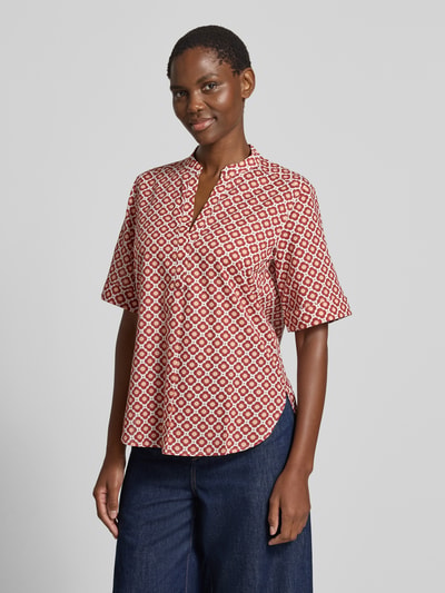 Frauenmodel trägt Relaxed Fit Bluse aus reiner Baumwolle von Marc O'Polo mit Optik:Allover-Muster, Tunika-Kragen, Kurzarm, Nahaufnahme Oberkörper.