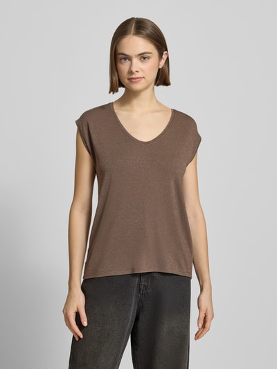 Frauenmodel trägt Regular Fit Shirt aus Viskose-Mix Modell 'BILLO' von Pieces, Unifarben, schimmernd, gestreift, Label-Stitching-Applikation, Effektgarn, U-Ausschnitt, ohne Ärmel, Optik: Unifarben, Ganzkörperansicht von vorne.