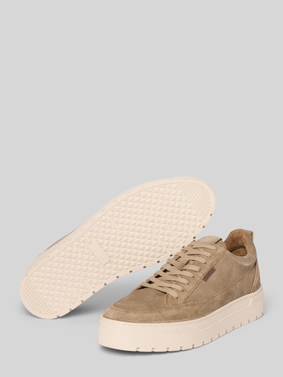 Produktfoto, Sneaker aus echtem Leder Modell 'Ivar' von PS Poelman für Herren in Beige mit abgerundeter Form, Wildleder-Optik, Label-Detail, strukturierte Sohle, Schnürverschluss, Absatzhöhe 4 cm, Schafthöhe 9 cm, Schaftweite 7 cm.