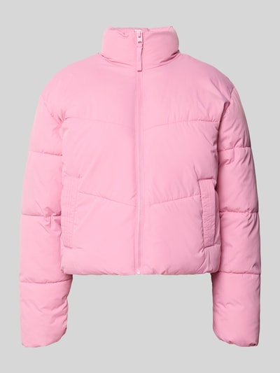 Produktfoto, Steppjacke mit Stehkragen und Eingrifftaschen von JJXX in Rosa, Regular Fit mit Reißverschluss, glatte Oberfläche, neutrale Perspektive.