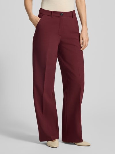 Vrouwenmodel draagt Hose mit Bügelfalten und Eingrifftaschen van MORE, bordeauxrood, met viscose, regular fit, persplooien, steekzakken, Bandwijdte bij maat 36: 41 cm, Binnenbeenlengte bij maat 36: 80 cm, Ganzkörperaanzicht van voren