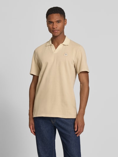 Männermodel trägt Regular Fit Poloshirt aus reiner Baumwolle von s.Oliver RED LABEL, Optik: Unifarben, Piqué, Nahaufnahme Oberkörper.