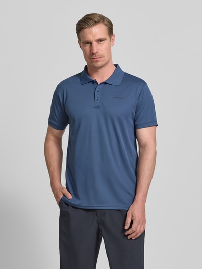 Männermodel trägt Regular Fit Poloshirt mit Logo-Print Modell 'BELLMONT' von Icepeak in Blau, Kurzärmelig, Ganzkörperansicht von vorne.