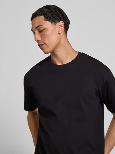 Männermodel trägt Regular Fit T-Shirt mit Rundhalsausschnitt von Jack & Jones, schwarz, reine Baumwolle, 1/2-Arm, Nahaufnahme Oberkörper. Rückenlänge bei Größe M 70 cm.