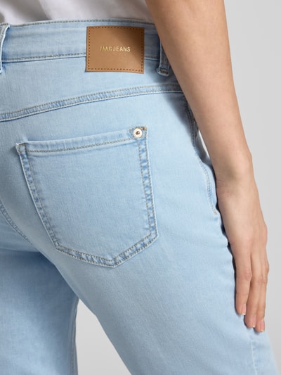 Männermodel trägt Cropped Jeans mit Eingrifftaschen Modell 'Dream' von MAC, mieszanka bawełny i elastanu, jasny niebieski, wpuszczane kieszenie, szerokość w rozmiarze 36/27: 41 cm, długość wewnętrzna nogawki w rozmiarze 36/27: 70 cm, detailaufnahme tylnej kieszeni.
