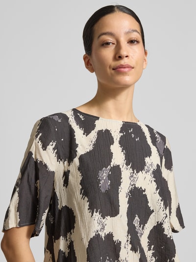 Frauenmodel trägt Blusenshirt aus Viskose-Mix Modell 'Karalie Jusia' von MSCH Copenhagen mit geradem Schnitt und Rundhalsausschnitt, Nahaufnahme Oberkörper.