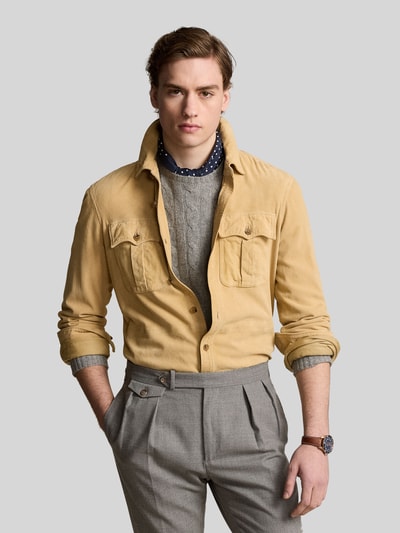 Męski model nosi Suede-Hemdjacke aus Ziegenwildleder von Polo Ralph Lauren, beż, proste cięcie, kieszenie na piersi, widok na górę ciała z przodu.