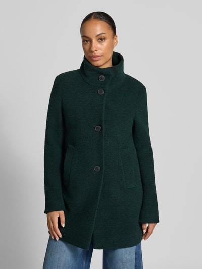 Frauenmodel trägt Regular Fit Mantel mit Baumwoll-Schrwoll-Anteil von FUCHS SCHMITT in Dunkelgrün, strukturierte Oberfläche, Eingrifftaschen, Stehkragen, Ganzkörperansicht von vorne. Schulterbreite 42 cm, Brustweite 51 cm, Rückenlänge 82 cm, Ärmellänge 64 cm.