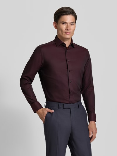 Männermodel trägt Modern Fit Businesshemd aus reiner Baumwolle von OLYMP in Dunkelrot, glatte Textur, Ganzkörperansicht von vorne, Herren Businesshemd von OLYMP