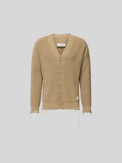 Produktfoto, Regular Fit Cardigan im Used-Look von MM6 Maison Margiela aus reiner Baumwolle in Beige, gerippte Struktur, Knopfleiste, sichtbares Logo-Detail.
