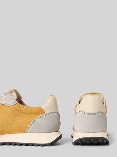 Produktfoto, Sneaker mit Label-Details Modell 'Bierman' von bugatti in Gelb, Beige und Grau, strukturierte Sohle, abgerundete Form, Rückansicht