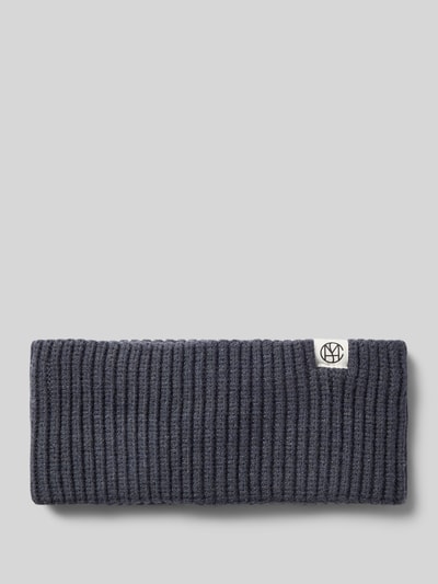 Produktfoto, dunkelblaues Stirnband aus Viskose-Mix Modell 'GALINE RACHELLE ICON' von MSCH Copenhagen, grob gestrickt, Label-Patch