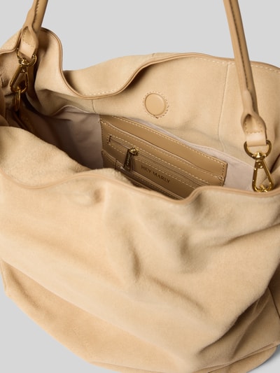 Produktfoto, Handtasche aus Kalbsleder mit kurzem Tragegriff von Hey Marly in Beige mit Hauptfach, Magnetverschluss, Reißverschlussfach innen, Breite 41 cm, Länge 40 cm, Tiefe 16 cm, Modell 'Cool Companion', verstellbarer Schultergurt, feine Wildleder-Textur.