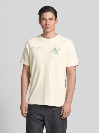 Męski model nosi Relaxed Fit T-Shirt mit Label-Prints und Rundhalsausschnitt von PME Legend, bawełna, krój relaxed fit, nadruk z logo, okrągły dekolt, długość tyłu w rozmiarze M: 70 cm, jasny kolor, prosty fason, całkowity przód. Ganzkörperansicht von vorne.