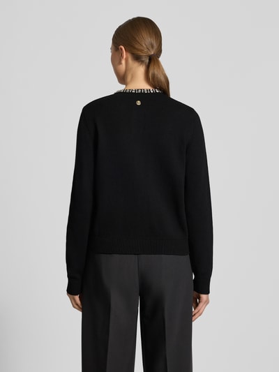 Vrouwenmodel draagt Regular Fit Cardigan met viscose-kasjmiermix Model 'Kosta' van JOOP!, materiaalmix, met siersteentjes, tricotlook, knoopsluiting, elastische boorden, ruglengte 56 cm, mouwlengte 66 cm, zwart, volledige lichaamsaanzicht achteraan