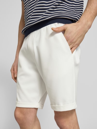 Männermodel trägt Shorts mit elastischem Bund und Gesäßtasche von MCNEAL aus weißem Material-Mix mit Viskose-Anteil, Regular-Fit, Nahaufnahme Oberkörper.