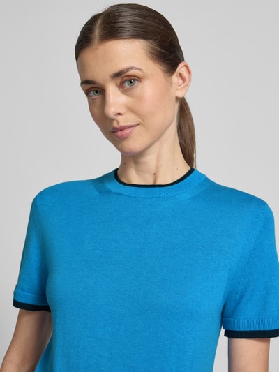 Kobiece modelka nosi Strickshirt aus Leinen-Mix in Two-Tone-Machart von Stefanel, krój slim fit, okrągły dekolt, z domieszką kaszmiru, kolor niebieski z czarnymi detalami, długość tyłu 54 cm, długość rękawa 20 cm, widok z przodu zbliżenie na górną część ciała.