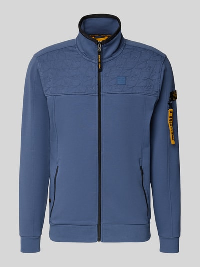 Produktfoto, Sweatjacke mit Reißverschlusstaschen von PME Legend aus Baumwoll-Mix mit Stretch-Anteil, Regular-Fit, Stehkragen, Reißverschluss, blaue Farbe, sichtbare Struktur auf der Schulterpartie, Ziernaht und Logo-Details.
