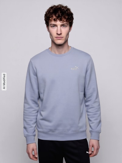 Männermodel trägt Regular fit sweatshirt aus katoenmix model 'NO1' von PUMA, Heren sweatshirt, lichtblauw, Ganzkörperansicht von vorne, KI-modifiziertes Bild