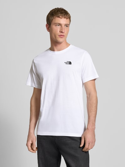 Männermodel trägt Regular Fit T-Shirt mit Logo-Print von The North Face aus Baumwoll-Mix, weiß, Rundhalsausschnitt, Ganzkörperansicht von vorne. Rückenlänge bei Größe M: 69 cm.