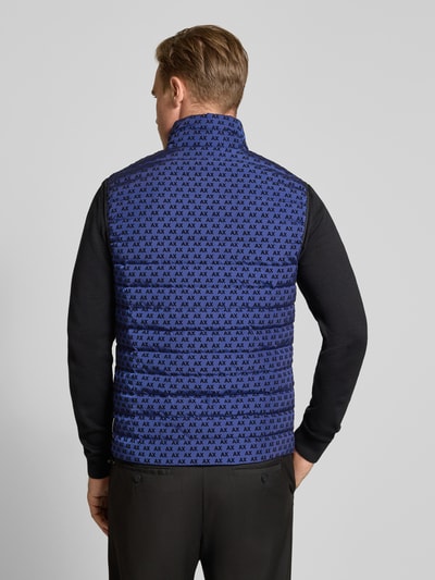 Männermodel draagt Regular fit Heren bodywarmer met vulling van eendendons en veren Model 'PIUMINO' van Armani Exchange, All-over logoprint, Ruglengte maat M 67 cm, Schouderbreedte maat M 46 cm, Borstwijdte maat M 54 cm, Opstaande kraag, tweewegritssluiting, Ganzkörperansicht Rückansicht