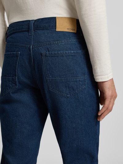 Männermodel trägt Loose Fit Jeans im 5-Pocket-Design von MCNEAL in Dunkelblau aus reiner Baumwolle, Detailaufnahme Rückansicht.