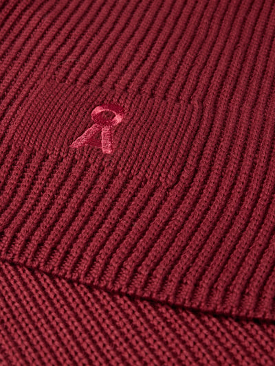 Produktfoto, Struktur aus grobem Rippstrick in Dunkelrot, Stickdetail, Schal aus reiner Baumwolle Modell 'CLAASAS' von ARMEDANGELS