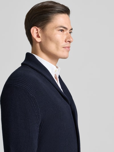 Männermodel trägt Strickjacke mit Knopfleiste von Christian Berg Men in Dunkelblau, Reine Baumwolle, lockerer Schnitt, Nahaufnahme Oberkörper.