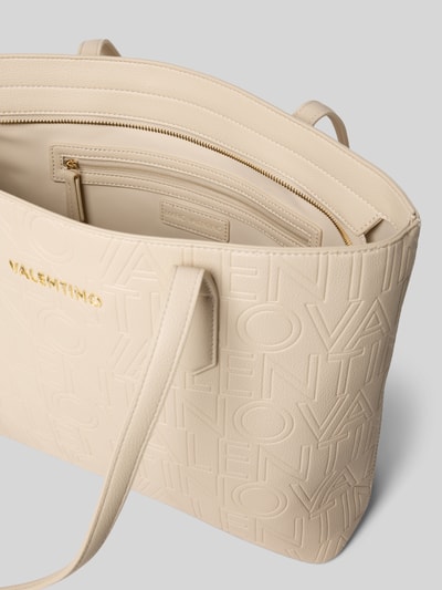 Produktfoto, Handtasche in Leder-Optik Modell 'Pansy' von VALENTINO BAGS in Creme, mit LEGO®-Detail und Reißverschlussfach, Struktur-Textur. Hauptfach mit Reißverschluss, schmale Schulterriemen, Maße 40x28x11 cm, Riemenlänge 64 cm.
