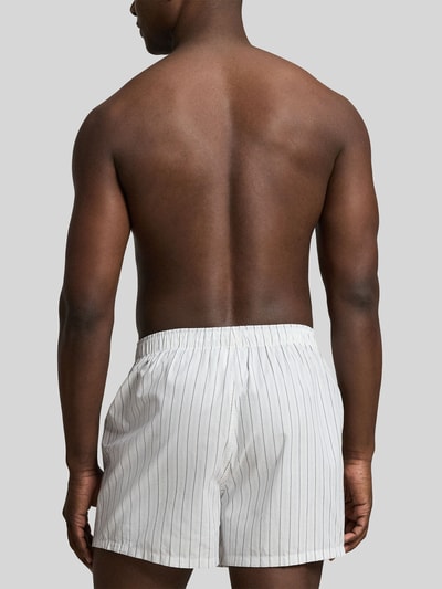 Männermodel trägt Boxershorts aus reiner Baumwolle im 3er-Pack von Polo Ralph Lauren Underwear, weiß mit feinen Streifen, Ganzkörperansicht Rückansicht