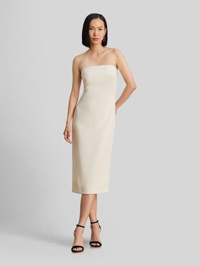 Kobiece modelka trägt Figurbetontes Cocktailkleid mit Beinschlitz von Lauren Ralph Lauren w jasnobeżowym kolorze, prosta forma, gładka faktura, Ganzkörperansicht von vorne