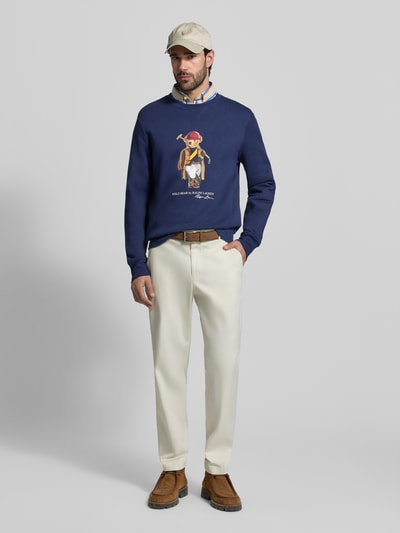 Männermodel trägt Regular Fit Sweatshirt aus Baumwoll-Mix von Polo Ralph Lauren in Optik: Unifarben, Label-Motiv-Print, Ganzkörperansicht von vorne