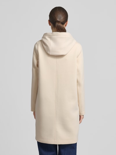Vrouwenmodel draagt Regular Fit Kurzmantel mit Kapuze van s.Oliver RED LABEL, effen, scuba-materiaal, reverskraag, afneembare capuchon, eenrijige knopenrij, steekzakken, langarm, volledige rugaanzicht.