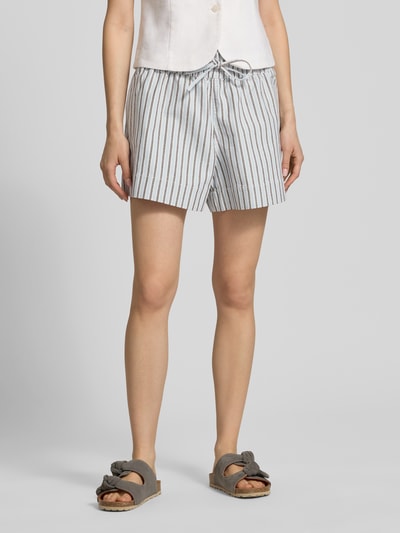 Frauenmodel trägt Wide Leg Jeansshorts aus Baumwoll-Mix Modell 'BILLO' von Pieces in Denim-Optik mit Streifen, seitliche Eingrifftaschen, elastischer Bundabschluss mit Tunnelzug, Gesäßtasche, Material Baumwoll-Mix, Ganzkörperansicht von vorne.