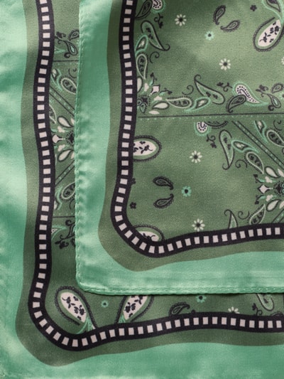 Produktfoto, Schal mit Allover-Paisley-Print von Christian Berg Woman Selection in quadratischer Passform aus Satin mit floraler Print-Struktur, grün-schwarz-weiße Farbkombination, Maße 60 cm x 60 cm.