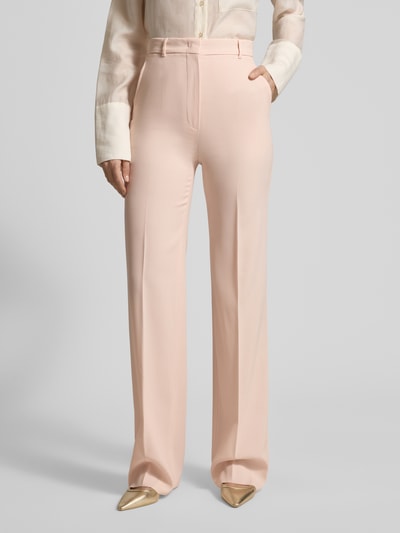Kobiece modelka nosi Regular Fit Weite Hose aus reiner Schurwolle od Max Mara Studio, jednolity kolor, krój regular fit, szerokie nogawki, piqué, boczne kieszenie, zakładki, szlufki, schowany zamek, przód, zbliżenie na dolną część ciała.