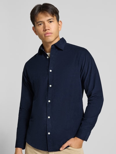 Männermodel trägt Slim Fit Freizeithemd aus Cord mit Kentkragen von JACK & JONES in Dunkelblau, reine Baumwolle, Nahaufnahme Oberkörper.