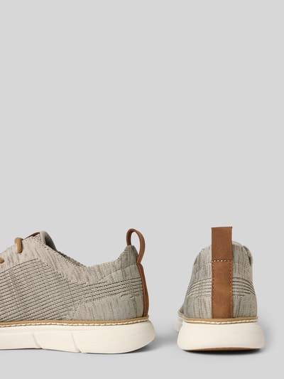 Produktfoto, Sneaker mit Label-Details Modell 'Pasadena' von bugatti in Beige mit strukturierter Textiloberfläche und weißer Sohle, Rückansicht. Herren Sneaker mit abgerundeter Form, Schnürung, Schafthöhe 8 cm, Schaftweite 10 cm, Absatzhöhe 3 cm.