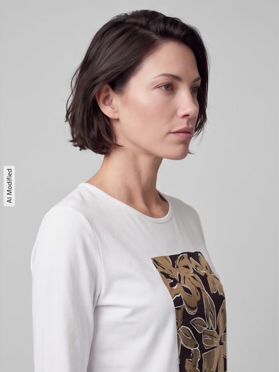Frauenmodel trägt 3/4-Shirt mit Frontprint von TOM TAILOR, weißes Regular Fit Damenoberteil mit Motiv-Print, Nahaufnahme Oberkörper, KI-modifiziertes Bild.