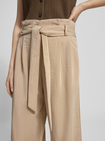 Frauenmodel trägt Regular Fit Bundfaltenhose aus Viskose-Mix Modell 'MARSA' von Only, unifarben, Bindegürtel, Nahaufnahme Oberkörper.
