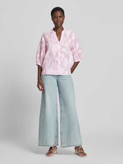 Frauenmodel trägt Regular Fit Bluse mit V-Ausschnitt und 3/4-Arm von Christian Berg Woman, reine Baumwolle im Allover-Look, Ganzkörperansicht von vorne.