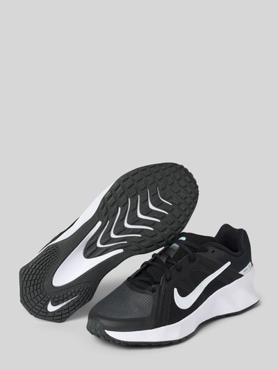 Produktfoto, Herren Sneaker mit Logo-Print, abgerundete Passform, Schwarz mit weißen Details, Modell 'City' von Nike, Schnürverschluss, Absatzhöhe 5 cm, Schafthöhe 5 cm, Schaftweite 6 cm bei Größe 10, strukturierte Laufsohle.