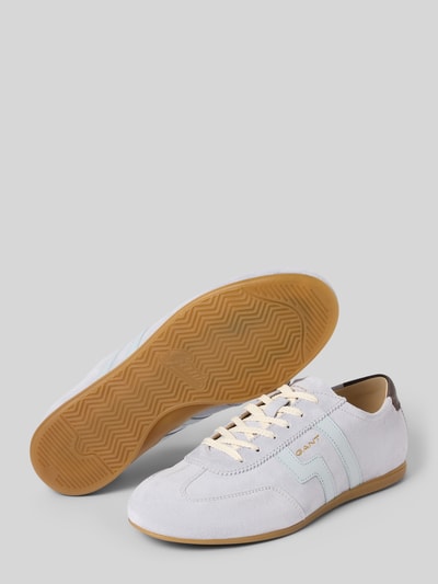 Produktfoto, Sneaker aus Leder Modell 'Sperly' von Gant dla kobiet, białe, zaokrąglony nosek, sznurowane, prawdziwa skóra, detal z logo, wysokość obcasa w rozmiarze 40: 1 cm, wysokość cholewki w rozmiarze 40: 7 cm, szerokość w rozmiarze 40: 9 cm, matowa faktura, gumowa podeszwa