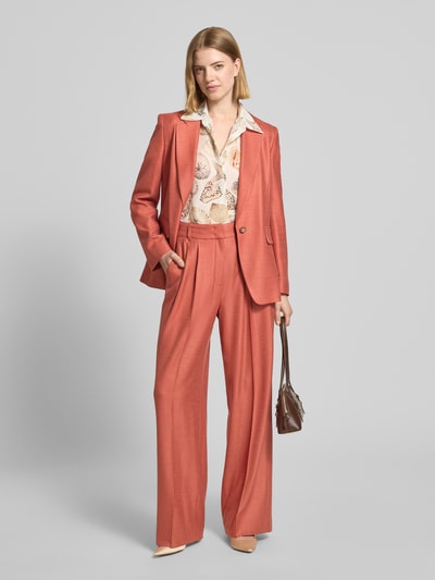 Frauenmodel trägt Wide Fit Hose aus Viskose-Elasthan-Mix von Marc Cain in Ziegelrot mit Bügelfalten, High-Waist, glatte Struktur, Ganzkörperansicht von vorne. Damen Hose, Bundweite 36 cm, Innenbeinlänge 82 cm, Größe 36.