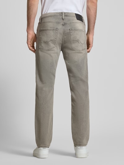 Męski model nosi Regular Fit Jeans im Used-Look Modell 'CLARK' von JACK & JONES z mieszanki bawełny z dodatkiem streczu, wpuszczane kieszenie, krój regular fit, efekt znoszenia, szerokość w rozmiarze 32/32: 42 cm, długość wewnętrzna nogawki 75 cm, widok całej sylwetki z tyłu.