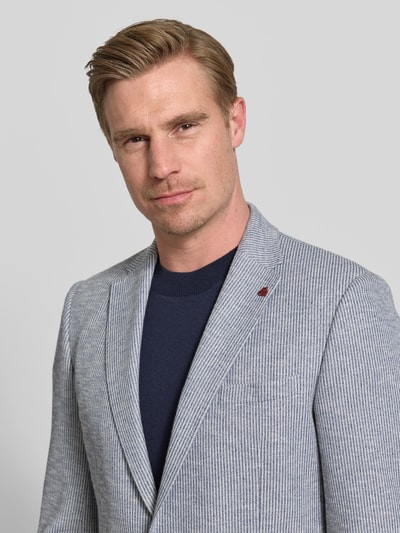 Männermodel trägt Slim Fit 2-Knopf-Sakko mit Reverskragen von Roy Robson, Baumwoll-Mix, dezentes Streifenmuster, Nahaufnahme Oberkörper.