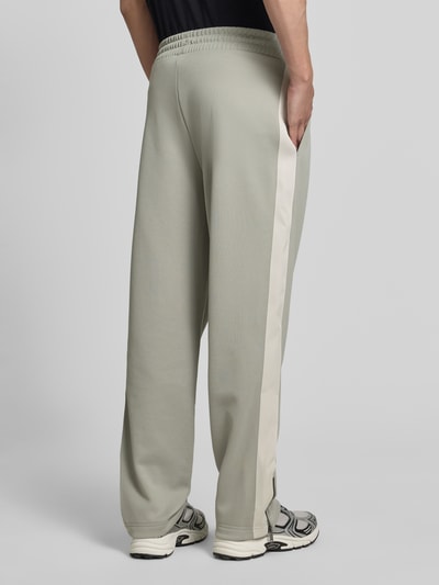 Männermodel trägt Regular Fit Jogpants mit Baumwoll-Anteil Modell 'DOLOS' von HUGO, Optik: unifarben, Materialverarbeitung: Sweat, Ganzkörperansicht Rückansicht.